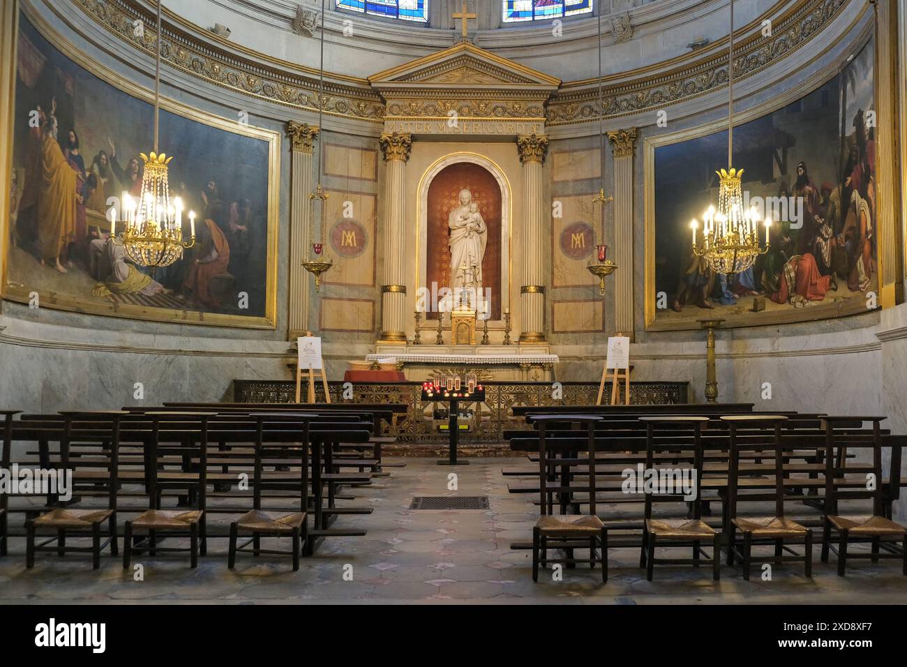 Paris, Frankreich - 7. März 2024. Kapelle der Jungfrau im Inneren der Kirche Saint-Etienne-du-Mont, Quartier Latin im 5. Arrondissement Stockfoto