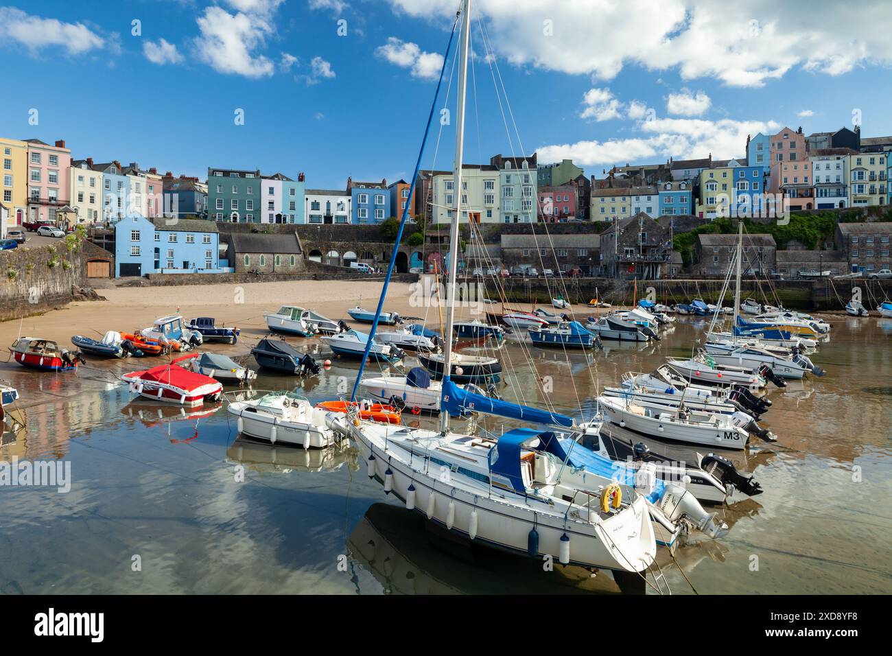 Sommernachmittag in Tenby Harbour, Pembrokeshire, Wales. Stockfoto