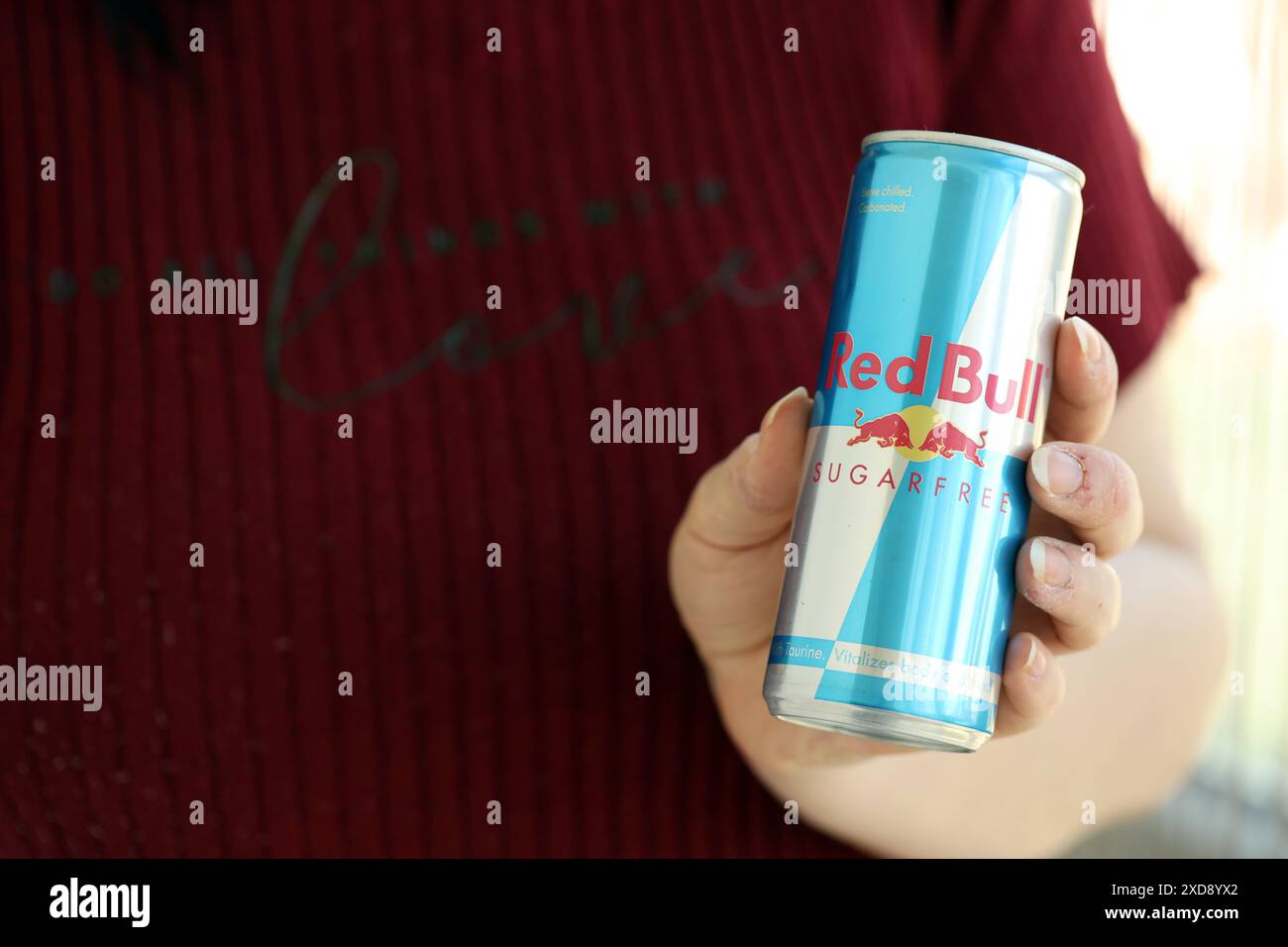 KIEW, UKRAINE - 20. APRIL 2024 Red Bull Zero Sugar Drink in Aluminiumdose kann geschlossen werden Stockfoto