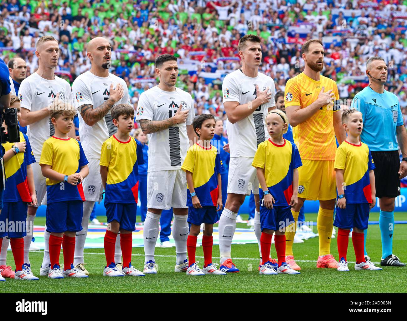 Zan Karnicnik Slowenien, Vanja Drkusic Slowenien, Erik Janza Slowenien, Jaka Bijol Slowenien und Torwart Jan Oblak Slowenien singen die Nationalhymne waehrend des Spiels der UEFA EURO 2024 - Gruppe C zwischen Slowenien und Serbien, Fussball Arena München am 20. Juni 2024 in München, Deutschland. Foto von Zan Karnicnik Slowenien, Vanja Drkusic Slowenien, Erik Janza Slowenien, Jaka Bijol Slowenien und Torwart Jan Oblak Slowenien singen die Nationalhymne während des 2024 Spiels der Gruppe C zwischen Slowenien und Serbien am 20. Juni 2024 in München. Foto: Defodi-738  Stockfoto