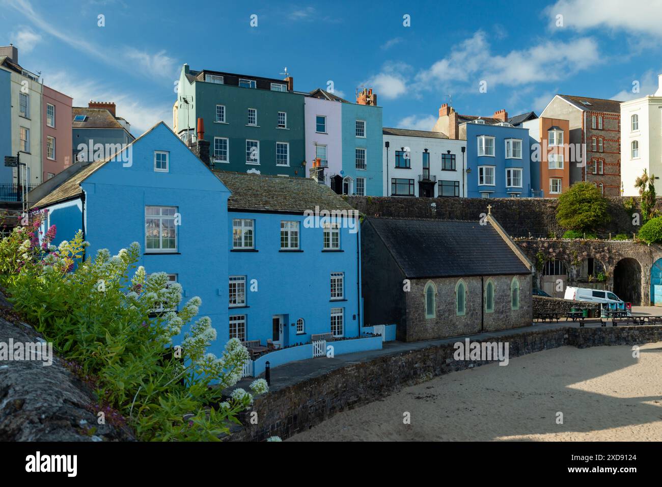 Farbenfrohe Häuser in Tenby Harbour, Pembrokeshire, Wales. Stockfoto