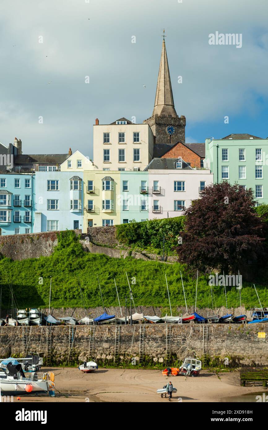 Sommermorgen in Tenby Harbour, Pembrokeshire, Wales. Stockfoto