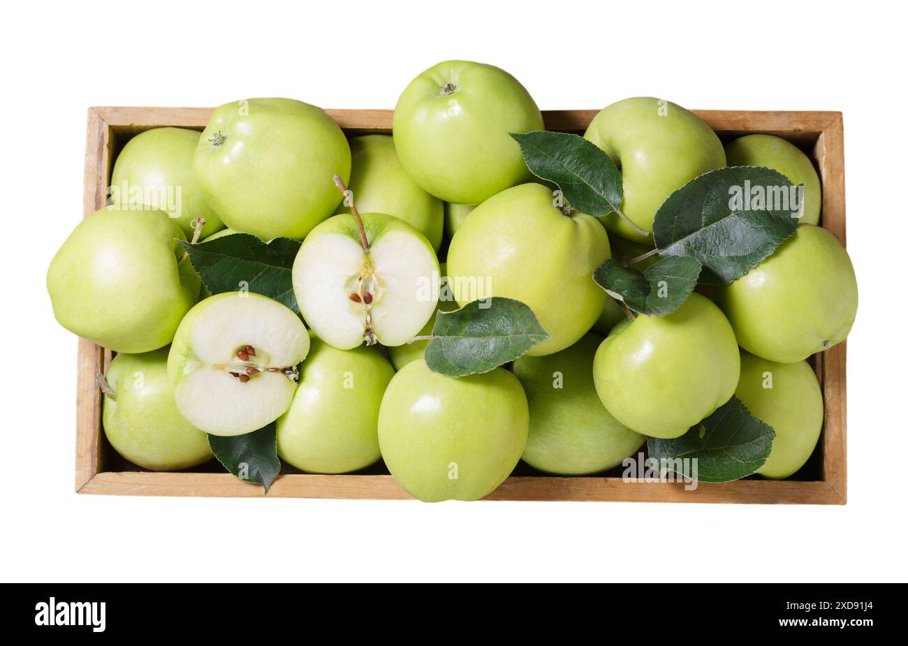 Frische grüne Äpfel mit Blättern in einem Holzkasten isoliert auf weißem Hintergrund, Draufsicht Stockfoto