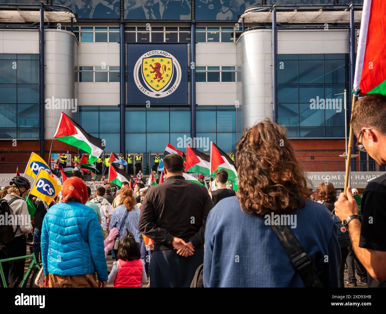 Pro Palestine Protest nannte Show Isreal Genocide die Rote Karte vor dem Hamden-Fußballstadion während der Qualifikation zur EM 2025 für die Frauen Schottland gegen Isreal Stockfoto