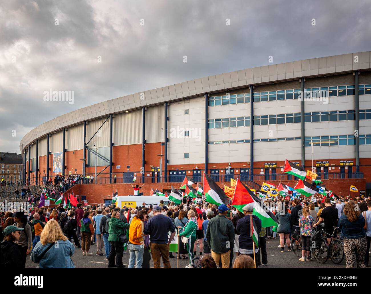 Pro Palestine Protest nannte Show Isreal Genocide die Rote Karte vor dem Hamden-Fußballstadion während der Qualifikation zur EM 2025 für die Frauen Schottland gegen Isreal Stockfoto