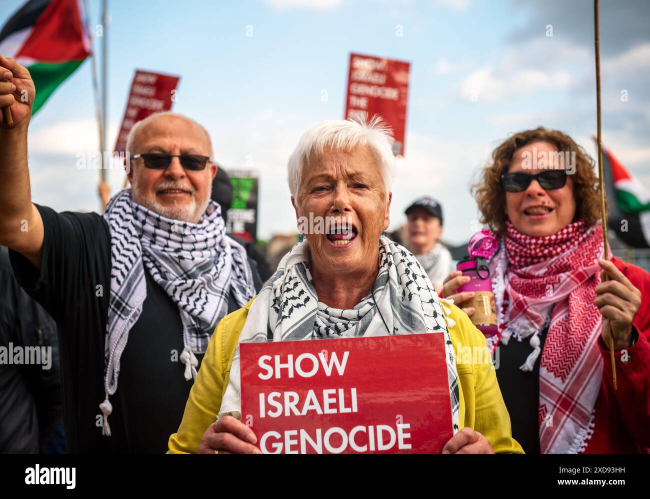 Marion Young, ehemalige schottische Frauenfußballspielerin, nachdem sie vor Hamden foo bei einem Pro-Palästina-Protest namens Show Isreal Genocide the Red Card gesprochen hatte Stockfoto