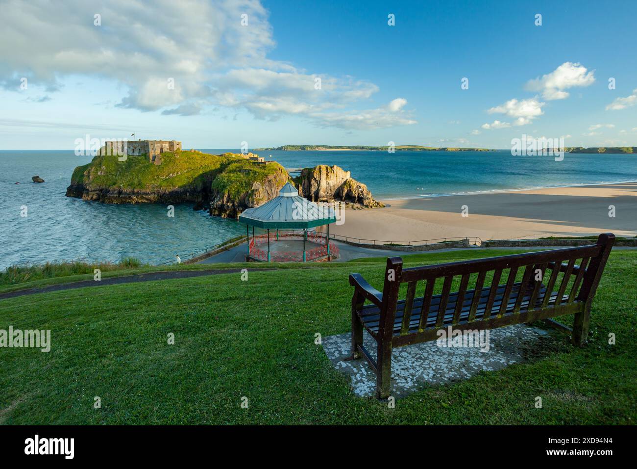 Sommernachmittag an der walisischen Küste in Tenby, Pembrokeshire. Stockfoto Sommernachmittag an der walisischen Küste in Tenby, Pembrokeshire. Stockfoto