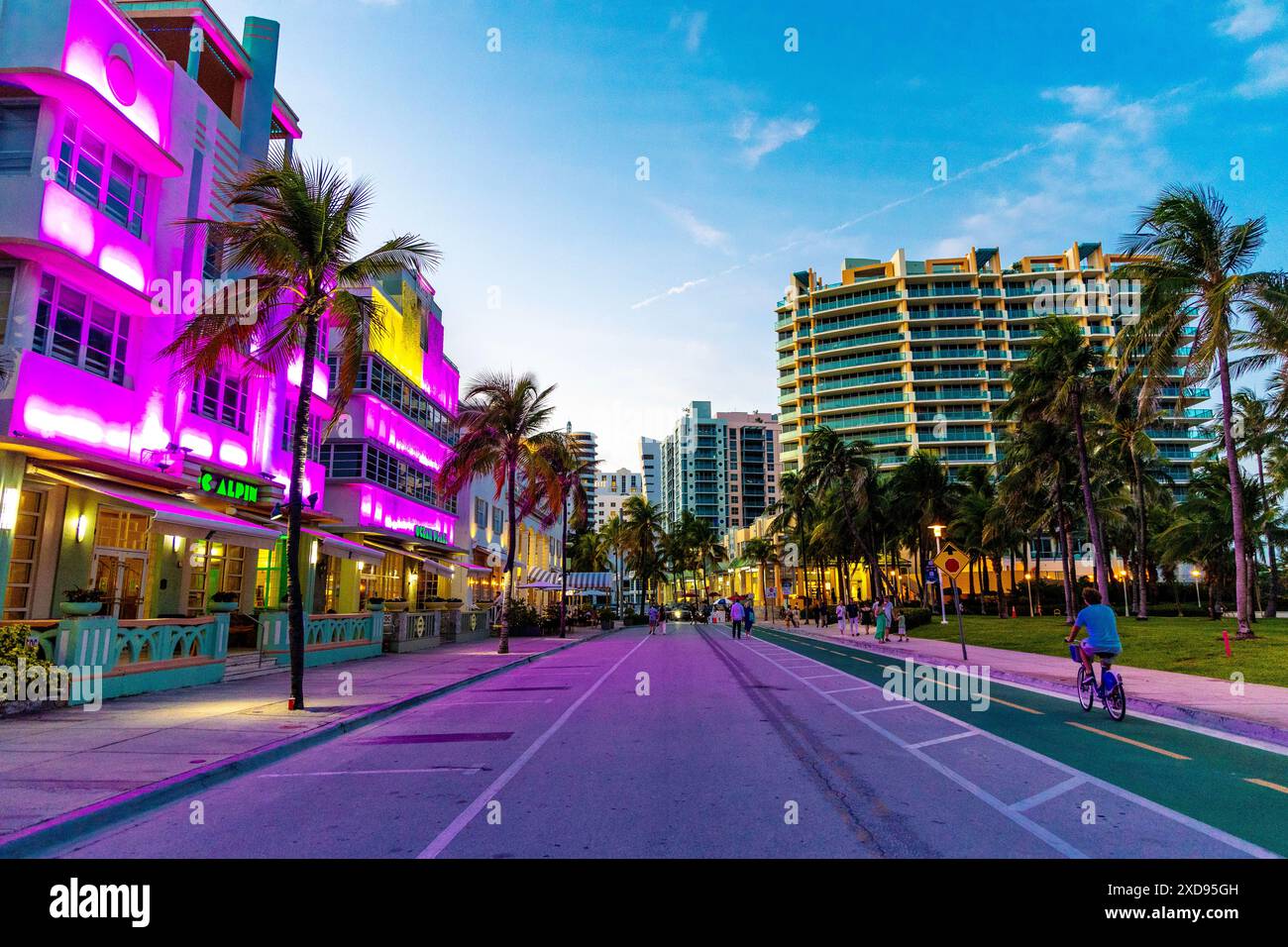 Farbenfrohe, beleuchtete Art déco-Gebäude und Restaurants am Ocean Drive, Miami Beach, Florida, USA Stockfoto