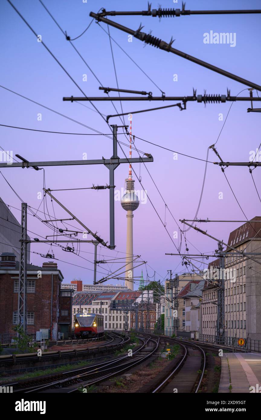 Abendlicher Blick auf den Berliner Fernsehturm, vom Bahnhof Friedrichstraße aus gesehen Stockfoto