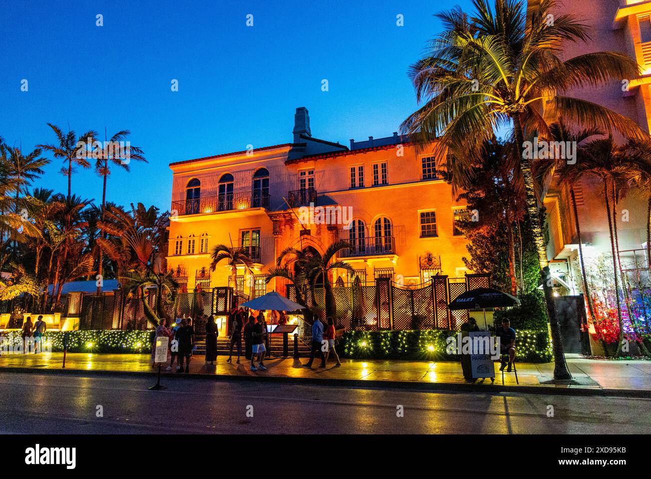 Villa Casa Casuarina (ehemaliges Versace Mansion) beleuchtet bei Nacht, Miami Beach, Florida, USA Stockfoto