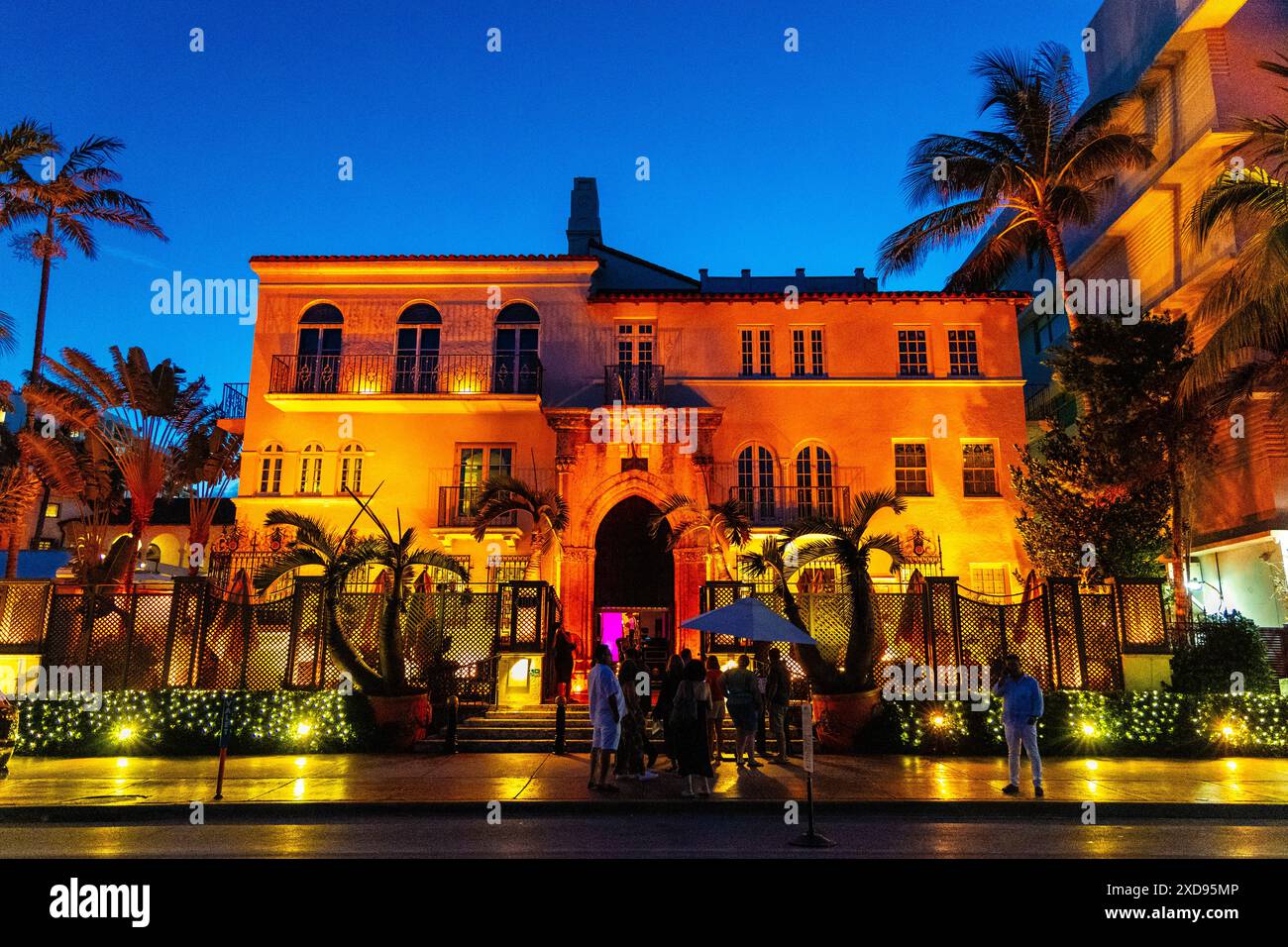 Villa Casa Casuarina (ehemaliges Versace Mansion) beleuchtet bei Nacht, Miami Beach, Florida, USA Stockfoto