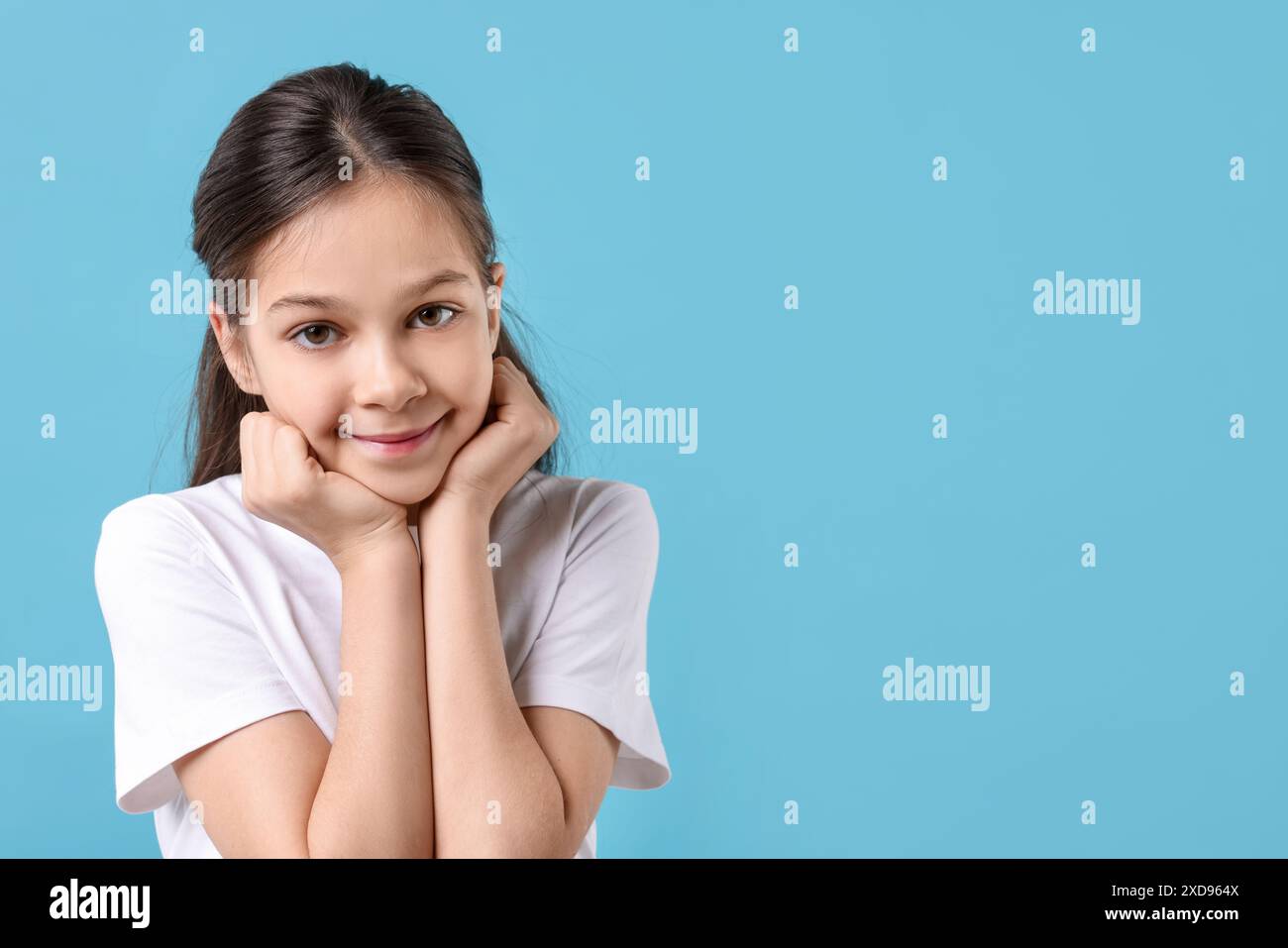 Porträt des schönen Mädchens auf hellblauem Hintergrund, Platz für Text Stockfoto