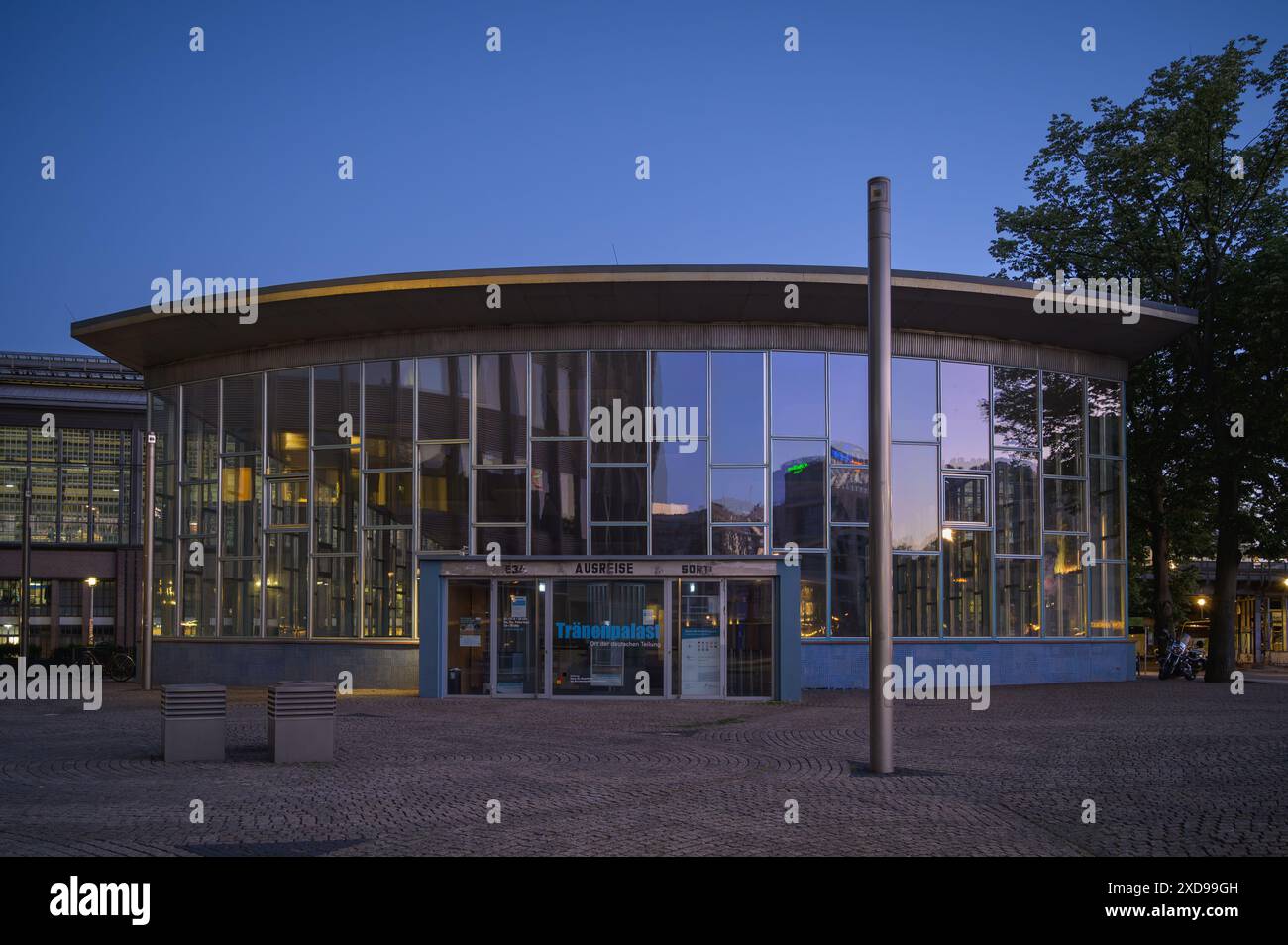 Berlin, Deutschland 13. Mai 2024: Der sogenannte Tränenpalast in Berlin, ein ehemaliger Grenzübergang zwischen West- und Ost-Berlin, ist heute ein Museum Stockfoto