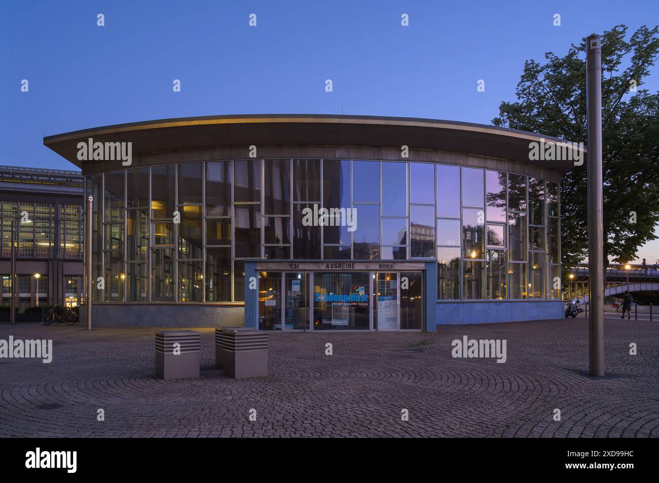 Berlin, Deutschland 13. Mai 2024: Der sogenannte Tränenpalast in Berlin, ein ehemaliger Grenzübergang zwischen West- und Ost-Berlin, ist heute ein Museum Stockfoto