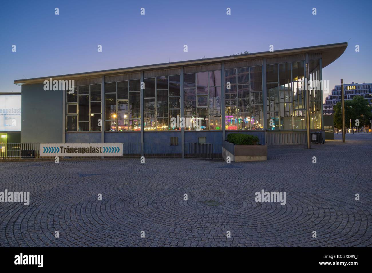 Berlin, Deutschland 13. Mai 2024: Der sogenannte Tränenpalast in Berlin, ein ehemaliger Grenzübergang zwischen West- und Ost-Berlin, ist heute ein Museum Stockfoto