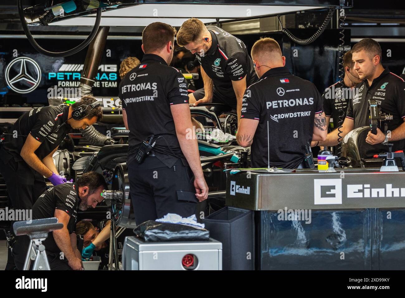 Circuit de Catalunya, Barcelona, Spanien. 20.Juni 2024; Mercedes-AMG PETRONAS F1 Auto und Ingenieure während des Grand Prix von Spanien in der Formel 1 Credit: Jay Hirano/AFLO/Alamy Live News Stockfoto