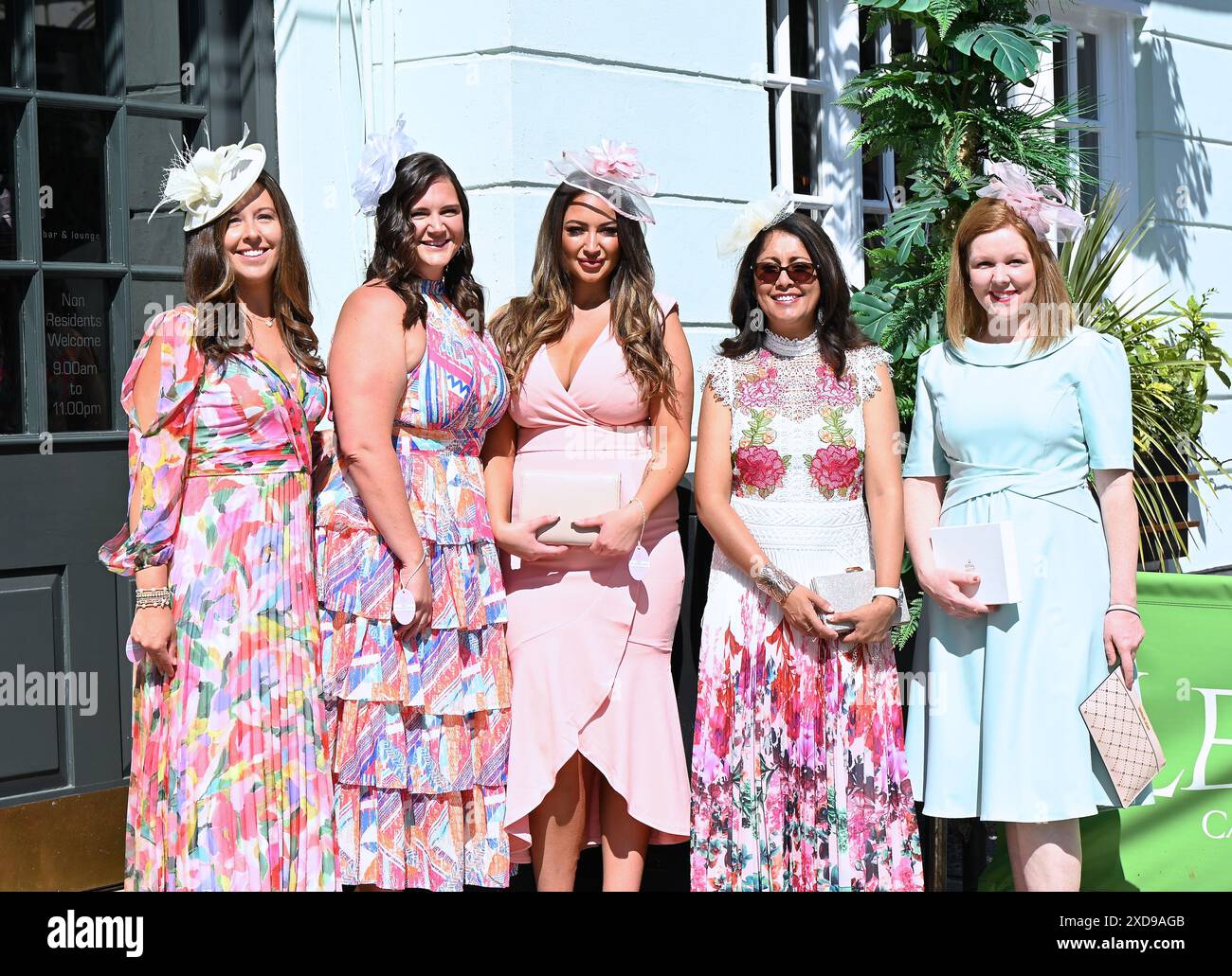 Ladies and Gents verlassen Windsor am frühen Freitagmorgen, um am 4. Tag Royal Ascot zu besuchen. Sie freuen sich auf die königliche Prozession, die von König und Königin angeführt wird Stockfoto