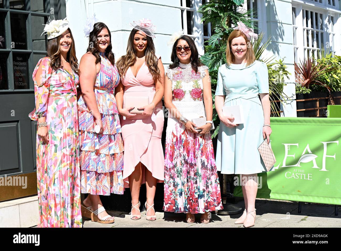 Ladies and Gents verlassen Windsor am frühen Freitagmorgen, um am 4. Tag Royal Ascot zu besuchen. Sie freuen sich auf die königliche Prozession, die von König und Königin angeführt wird Stockfoto