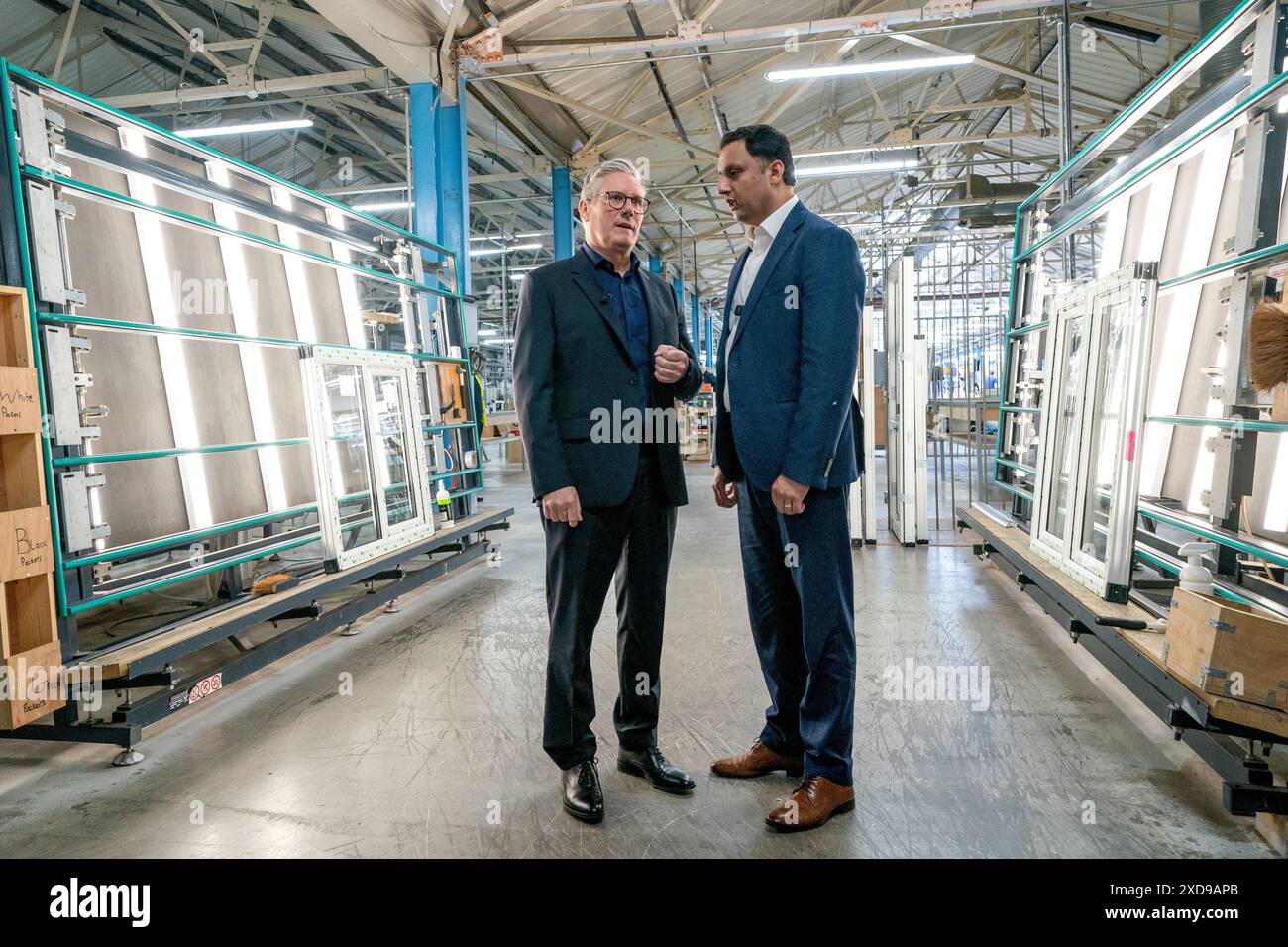 Der Vorsitzende der Labour Party, Sir Keir Starmer, und der schottische Labour-Führer Anas Sarwar (rechts) während eines Besuchs bei der Window Supply Company in Bathgate, West Lothian, um für die Pläne von Labour zur Förderung von Beschäftigung und Wachstum in Schottland zu werben, während sie sich auf dem Wahlkampfpfad der allgemeinen Wahlen befinden. Bilddatum: Freitag, 21. Juni 2024. Stockfoto