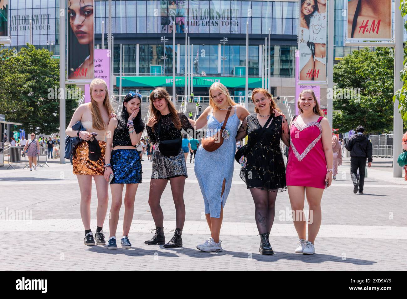 Wembley Stadium, Wembley Park, London, Großbritannien. Juni 2024. „Swifties“ kam früh zum ersten von Taylor Swifts Rekordauftritten im Londoner Wembley Stadium auf ihrer „Eras Tour“. Quelle: Amanda Rose/Alamy Live News Stockfoto