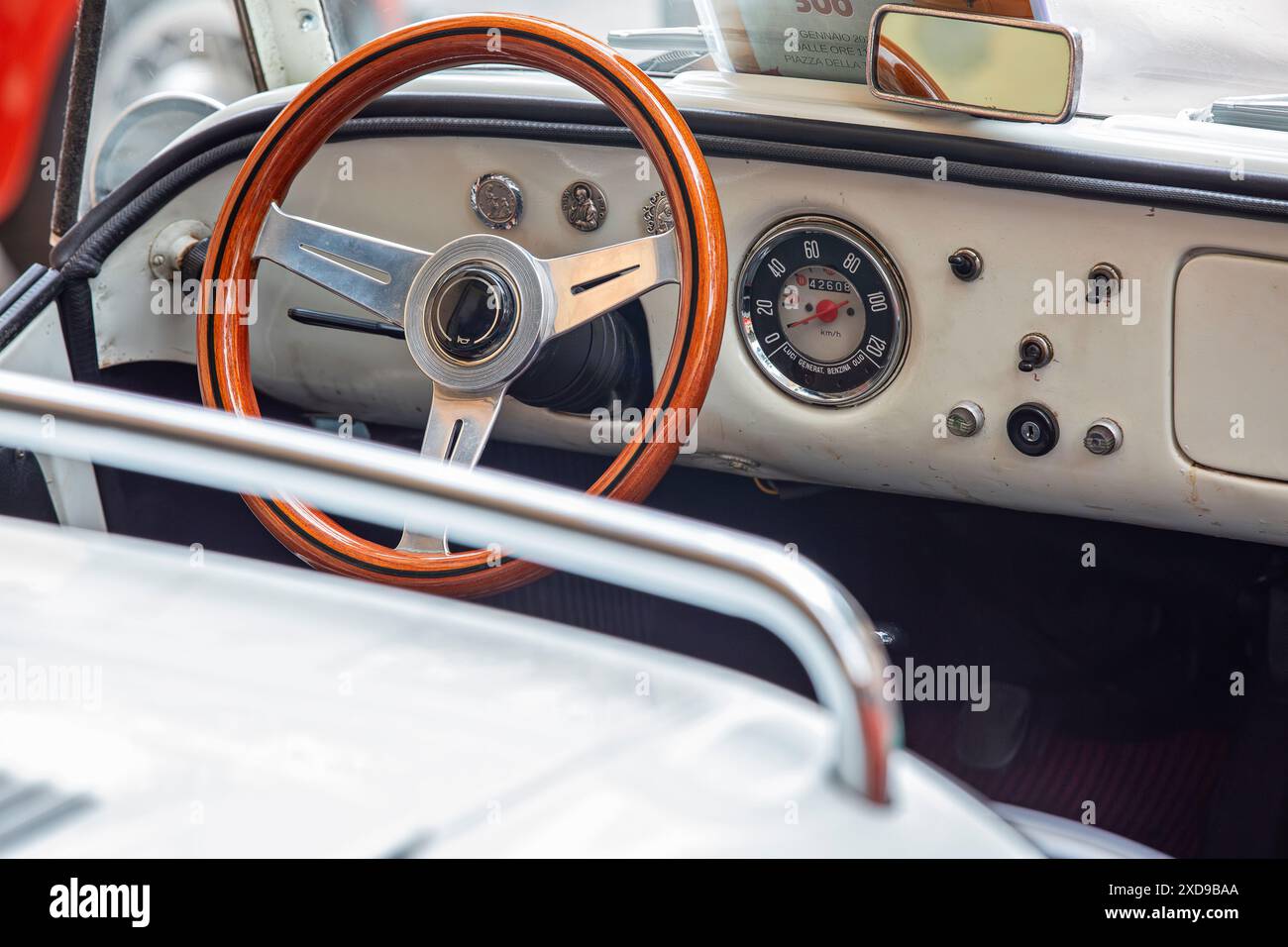 Oldtimer-Armaturenbrett mit Holzlenkrad und klassischem Tachometer Stockfoto