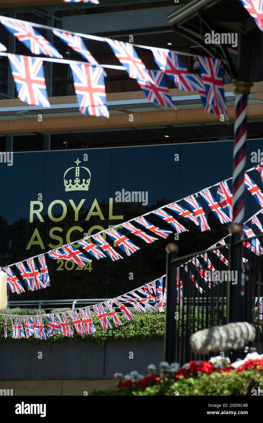 Ascot, Berkshire. Juni 2024. Die Flaggen der Union Jack flattern im Wind auf der Ascot Racecourse in Berkshire am vierten Tag von Royal Ascot. Quelle: Maureen McLean/Alamy Live News Stockfoto