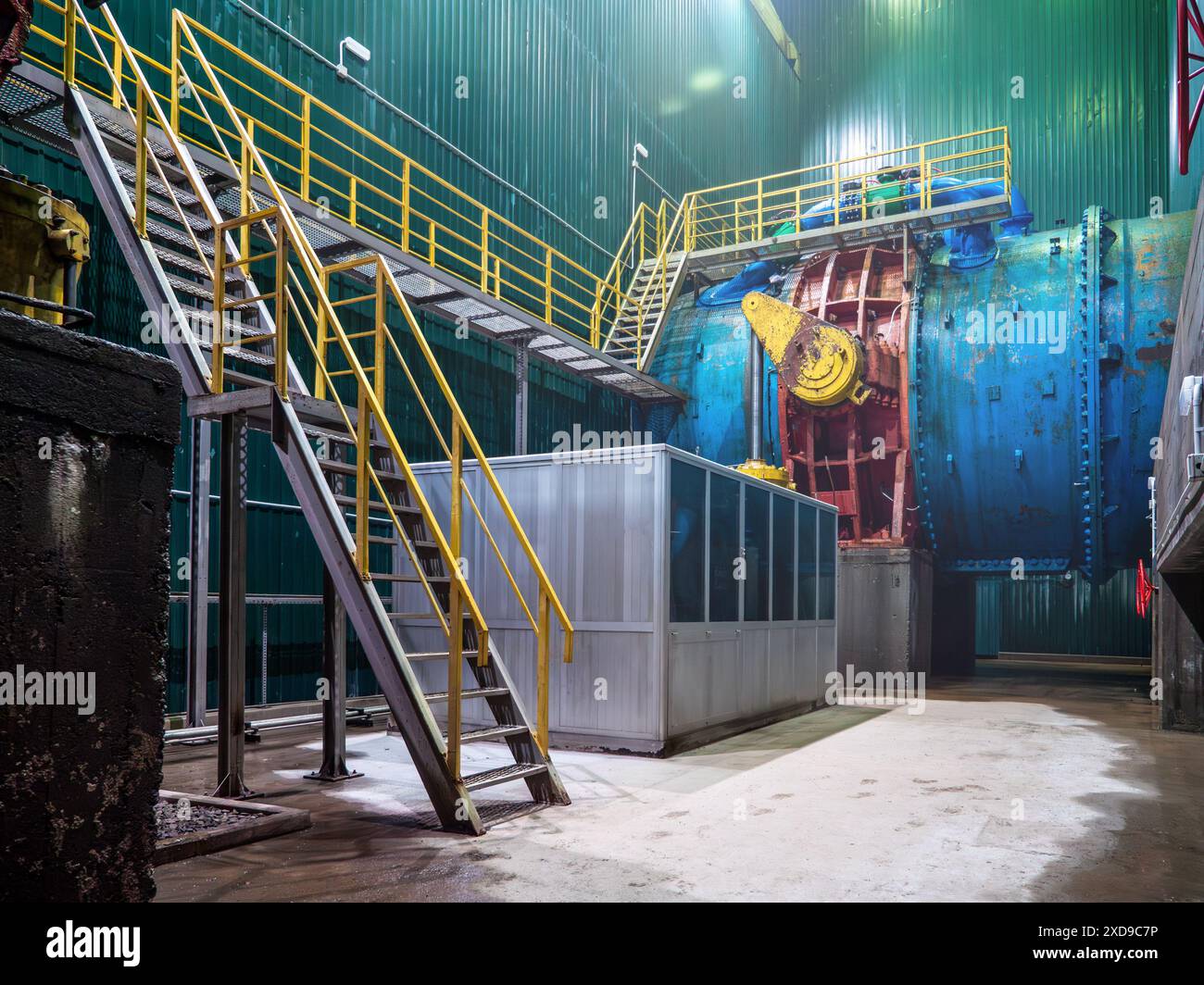 Wasserreglerleitung im Wasserkraftwerk. Stockfoto