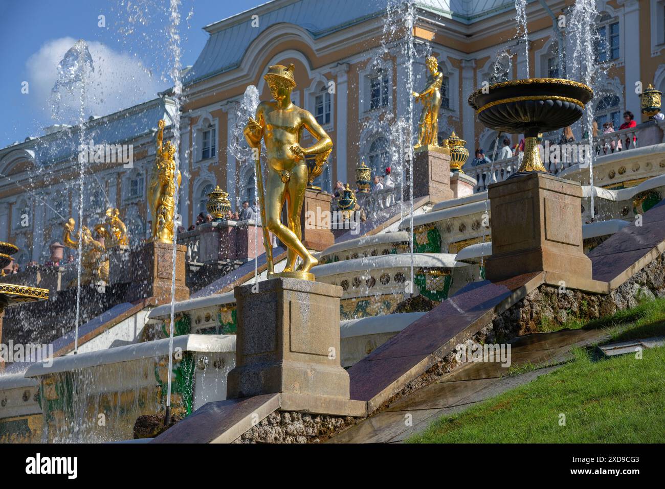 PETERHOF, RUSSLAND - 13. JUNI 2024: Fragment der Großen Kaskade im Unteren Park. Peterhof Stockfoto