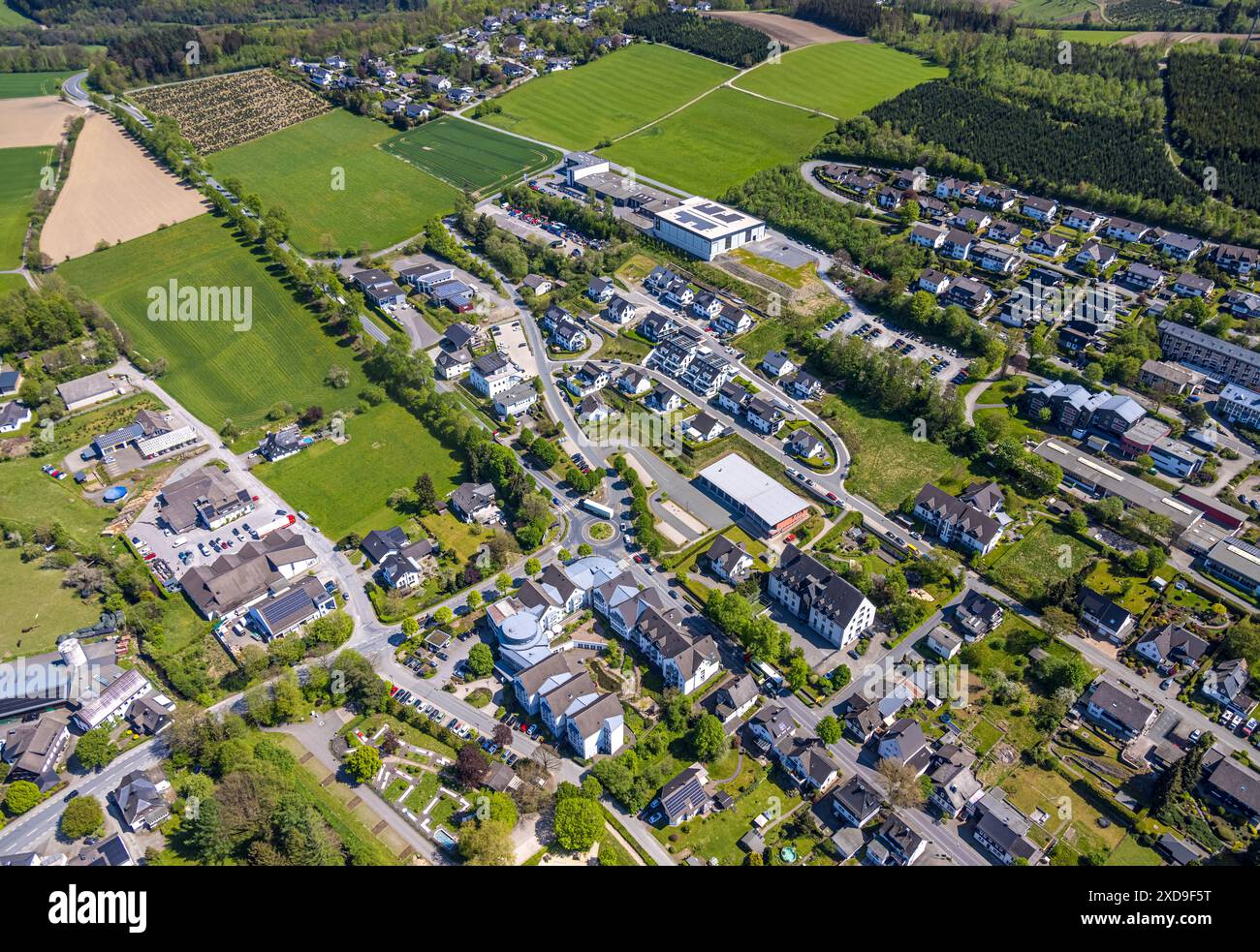 Luftaufnahme, Wohngebiet Böttenbergstraße, Ortssicht mit Neubau GEFU Küchenwerkzeuge, Freiwillige Feuerwehr der Gemeinde Eslo Stockfoto