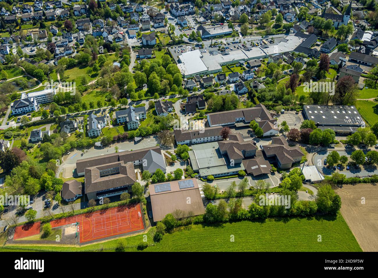 Luftaufnahme, Schulzentrum mit Realschule Eslohe, Brüder-Grimm-Schule und Christine-Koch-Schule, Sportplatz und Sporthalle Steltenberg, spor Stockfoto