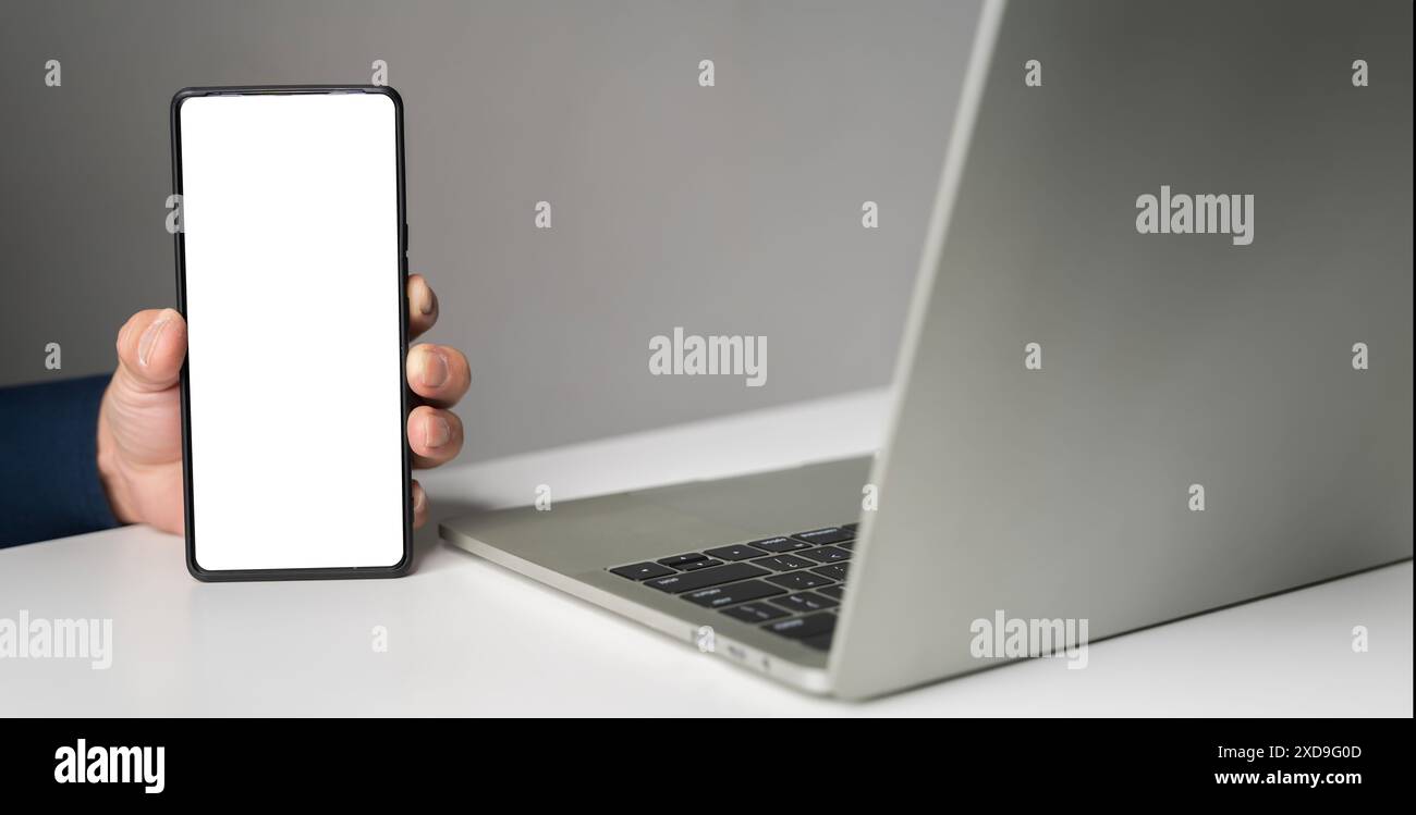 Ein Geschäftsmann aus nächster Nähe, der ein Smartphone mit leerem Bildschirm in der Hand hält, Kopierraum für Werbung für mobile Softwareanwendungen. Weibliche Benutzer-pla Stockfoto