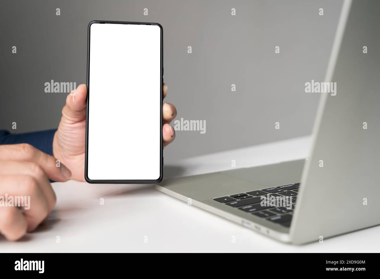 Nahaufnahme Mann, der ein Smartphone mit leerem Bildschirm in der Hand hält, Kopierraum für Werbung für mobile Softwareanwendungen. Weibliche Nutzerin, die Gam spielt Stockfoto