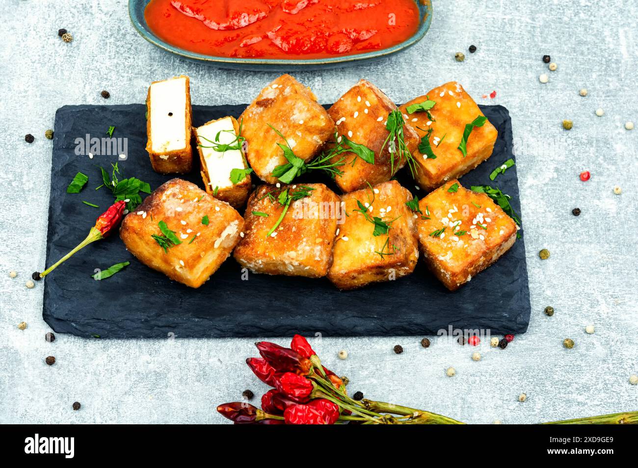 Gerösteter Sojakäse-Tofu auf dem Teller. Stockfoto