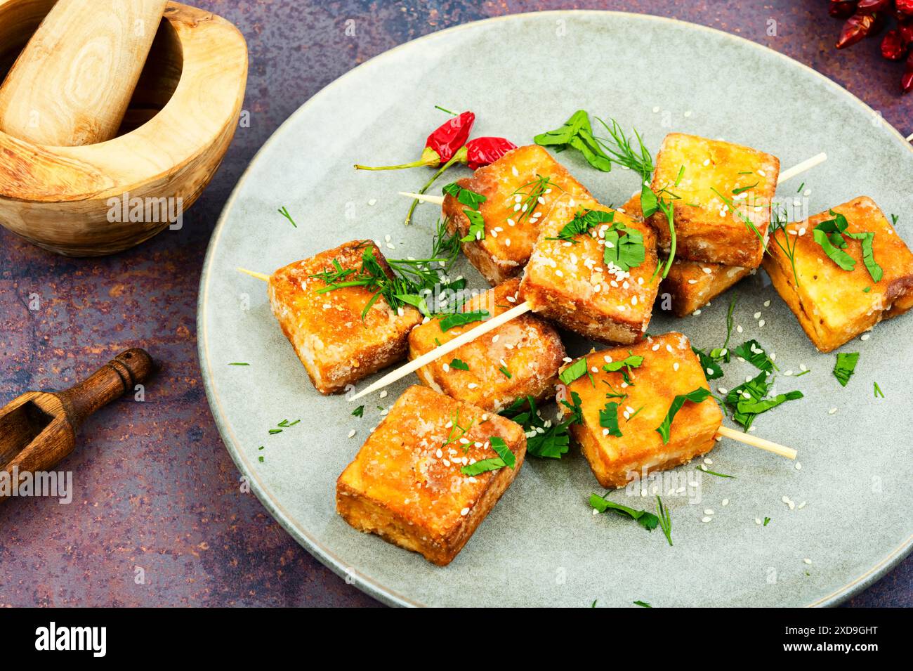 Spieße mit geröstetem Sojakäse-Tofu auf dem Teller. Vegetarisches Grillen. Stockfoto