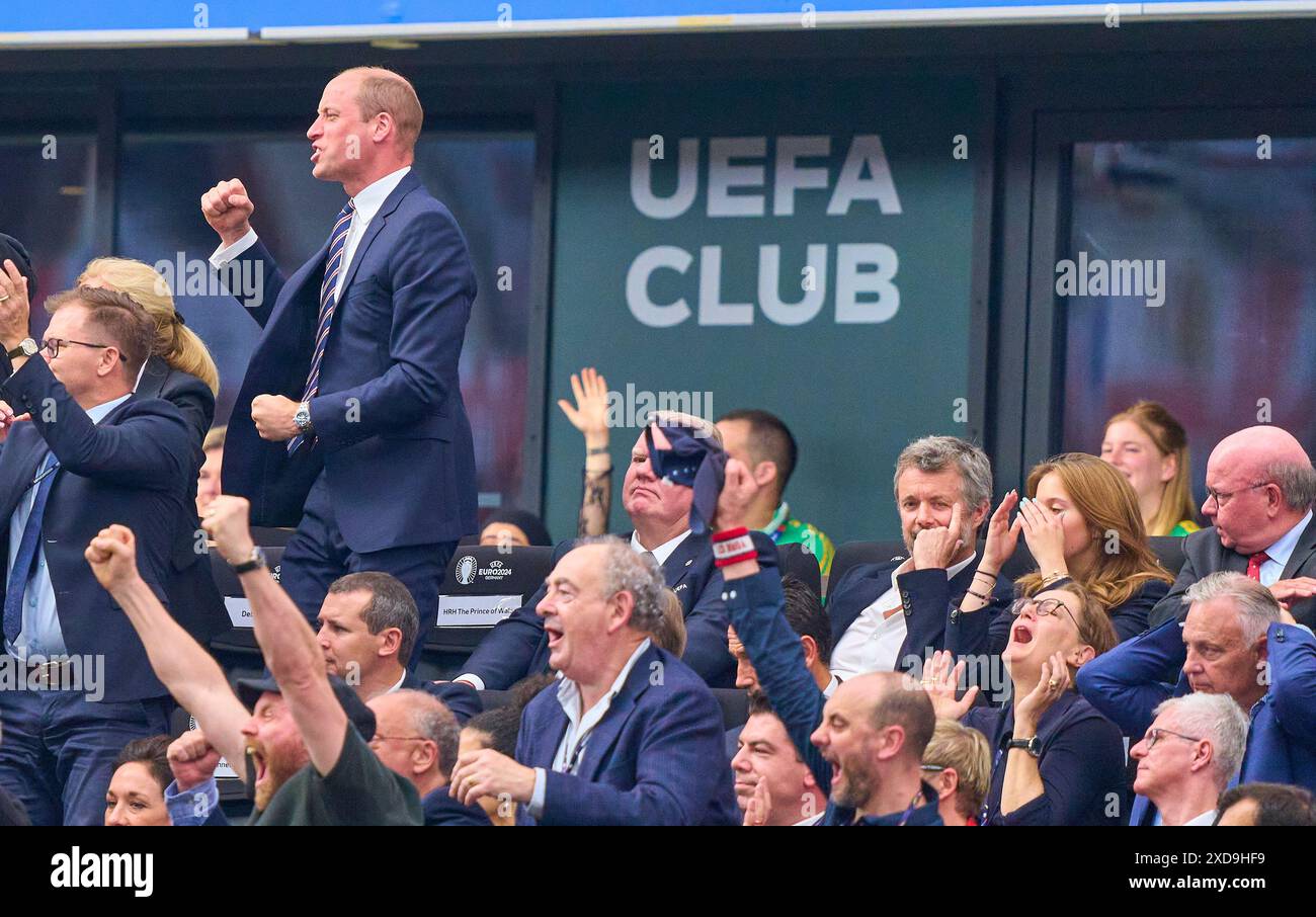 Frankfurt, Deutschland. Juni 2024. Prinz William (M), Prinz von Wales, feiert 1-0 von Harry KANE, England 9, während König Frederik X von Dänemark (R) und seine Tochter Prinzessin Josephine traurig im Gruppenspiel C ENGLAND - DÄNEMARK 1-1 der UEFA-Europameisterschaft 2024 am 20. Juni 2024 in Frankfurt sind. Fotograf: Peter Schatz/Alamy Live News Stockfoto