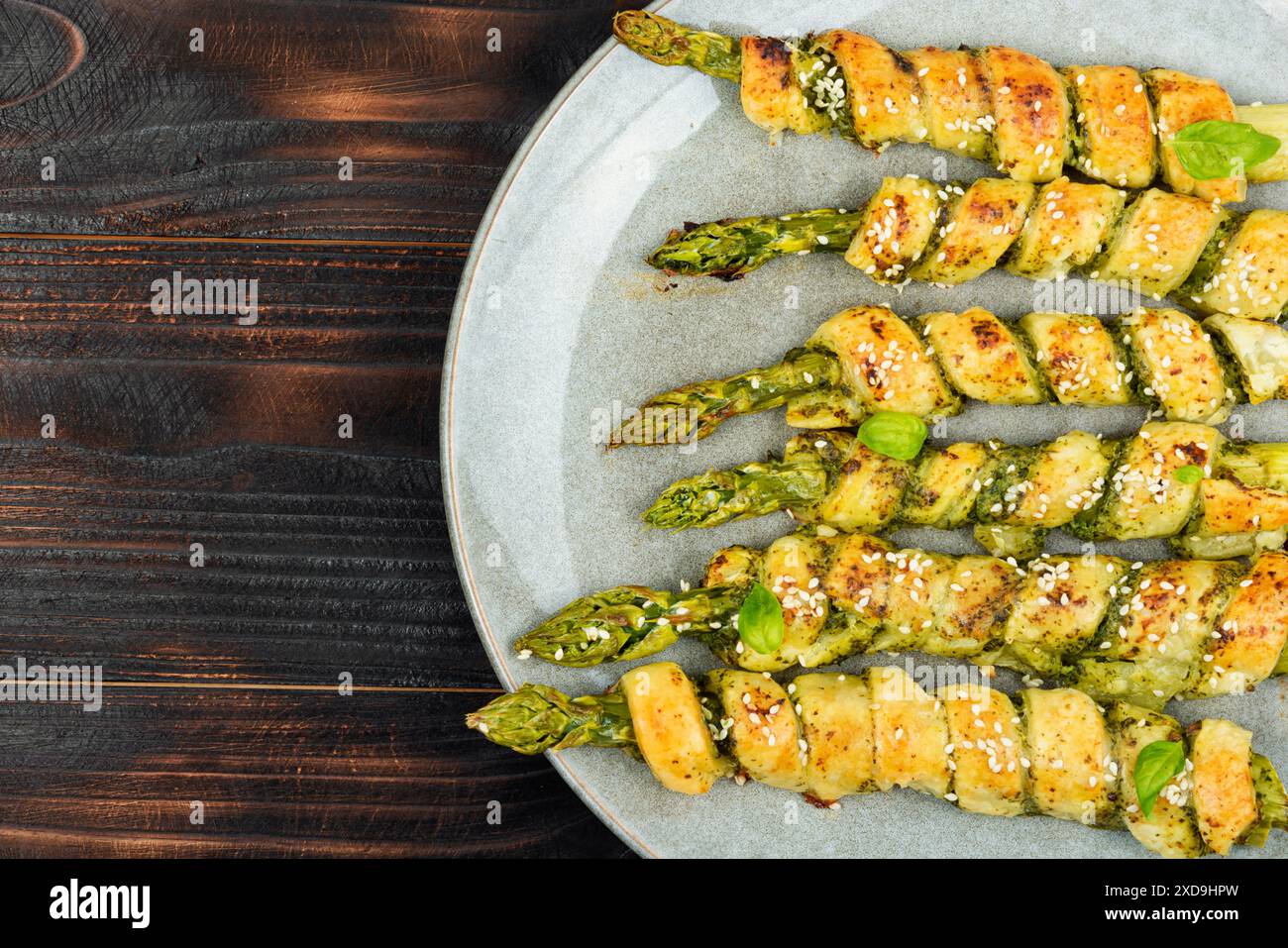 Frischer grüner Spargel, gebacken in Teig auf Holztisch. Kopierbereich. Stockfoto