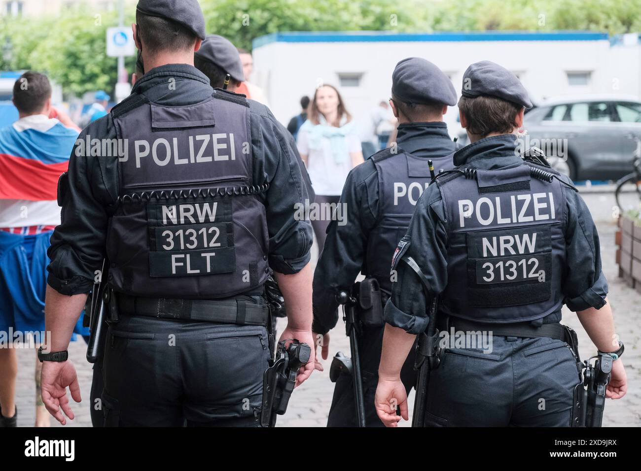 Düsseldorf 21.06.2024 Fanmeile Fan-Meile Fussballeuropameisterschaft Fussball-EM Burgplatz Polizei Polizisten Einsatzhundertschaft Bereitschaftspolizei NRW Blaulicht Polizeiausrüstung Polizeikleidung Dienstkleidung Uniform Altstadt Bewaffnung Dienstpistole Polizeiausrüstung Tonfa Schlagstock Düsseldorf Nordrhein-Westfalen Deutschland *** Düsseldorf 21 06 2024 Fanmeile Fussball-Europameisterschaft Europameisterschaft Europameisterschaft Fußball Meisterschaft Burgplatz Polizei Aufruhr Polizei NRW Blaulicht Polizeiausrüstung Polizeikleidung Uniformen Altstadtrüstung Dienstpistole Polizeiausrüstung Tonfa b Stockfoto