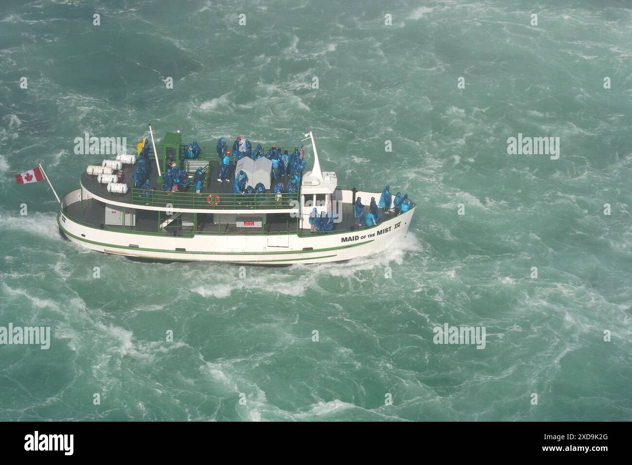 NIAGARAFÄLLE, ON, KANADA - 21. MAI 2007: Wasserfälle Tour Boat Maid of the Mist IV mit Menschen an Bord der Niagarafälle Stockfoto