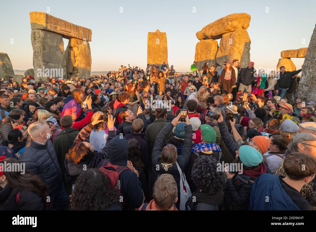 Stonehenge, Wiltshire, Großbritannien. Juni 2014. Moderne Druiden, Heiden und Tausende von Nachtschwärmern versammeln sich in Stonehenge auf der Salisbury Plain, um die Sommersonnenwende zu feiern. Die Veranstaltung zieht Hunderte von Menschen aus der ganzen Welt an. Penelope Barritt/Alamy Live News Stockfoto