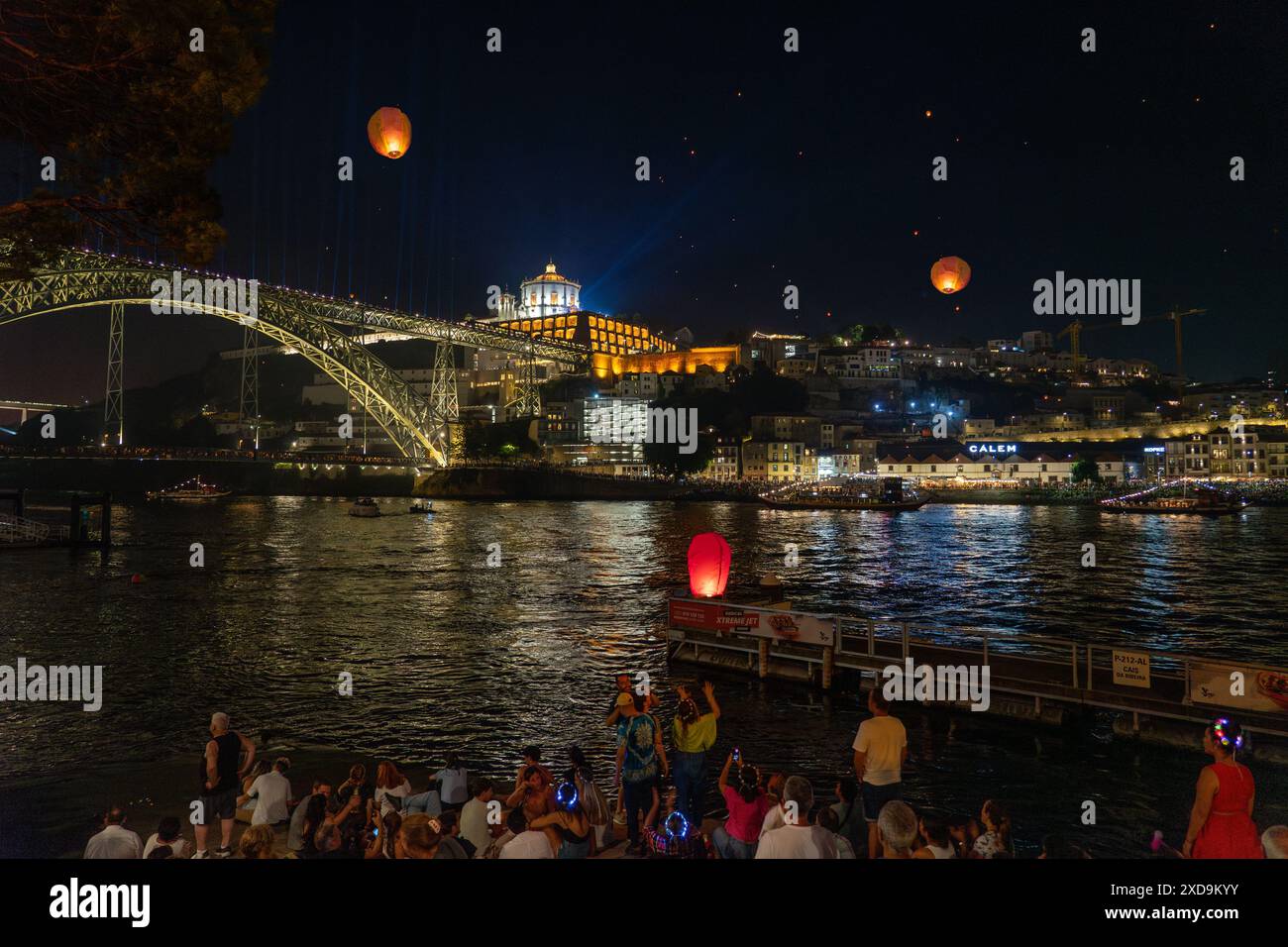 06.23.2023. Porto, Portugal: Festa de Sao Joao do Porto viele glückliche Menschen auf der Straße mit fliegenden Laternen am Abend. Stockfoto