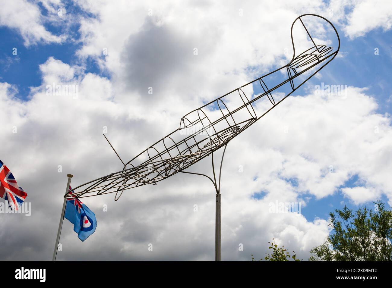 Drahtrahmen-Skulptur eines Spitfire-Kämpfers im RAF Metheringham Aviation Visitor Centre, Lincolnshire, England Stockfoto