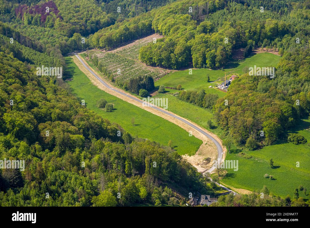 Aus der Vogelperspektive, Wiesen und Felder Straßenklippen durch ein Waldgebiet, Baumplantagen, Hohenlimburg, Hagen, Ruhrgebiet, Nordrhein-Westfalen, Deutschland, Stockfoto