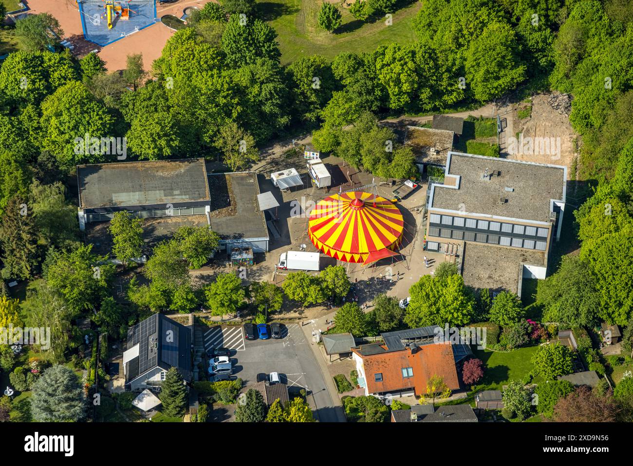 Luftaufnahme, Gemeindegrundschule und Zirkuszelt, Haspe, Hagen, Ruhrgebiet, Nordrhein-Westfalen, Deutschland, Luftbild, Community elementar Stockfoto