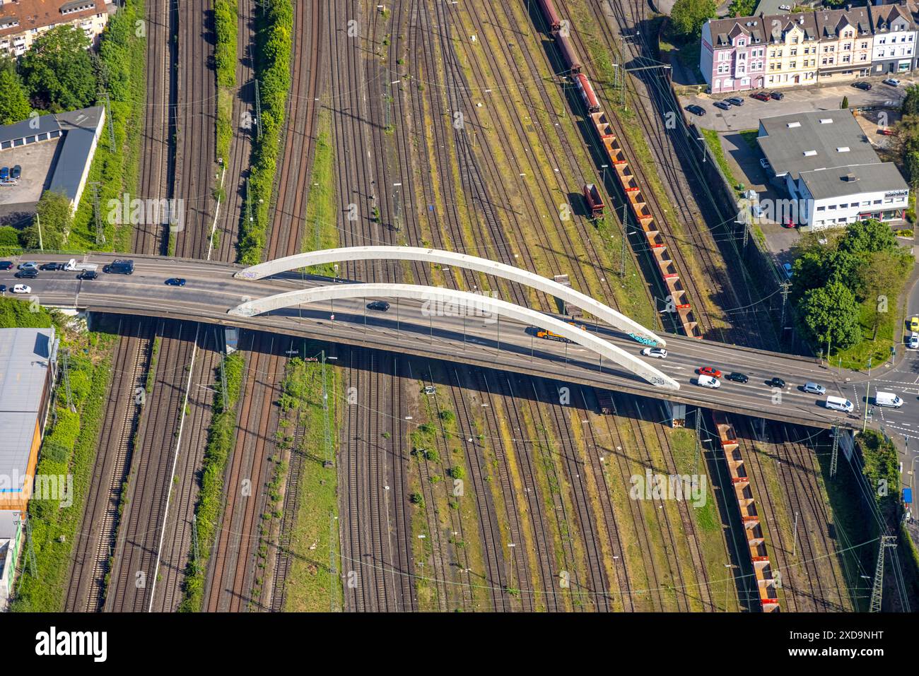 Luftaufnahme, Brücke Fuhrparkstraße über Eisenbahngleise, Altenhagen, Hagen, Ruhrgebiet, Nordrhein-Westfalen, Deutschland, Brücke, Flottenstraße, Eisenbahn t Stockfoto