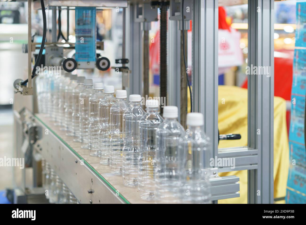 Automatisierte Abfüllanlage, ein wichtiger Bestandteil moderner Getränkeproduktionsanlagen Stockfoto