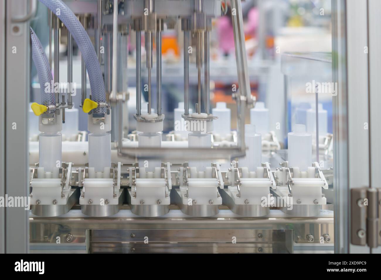 Hochpräzises automatisiertes Abfüllsystem für effizientes Befüllen und Verschließen von Flaschen in einem optimierten Prozess Stockfoto