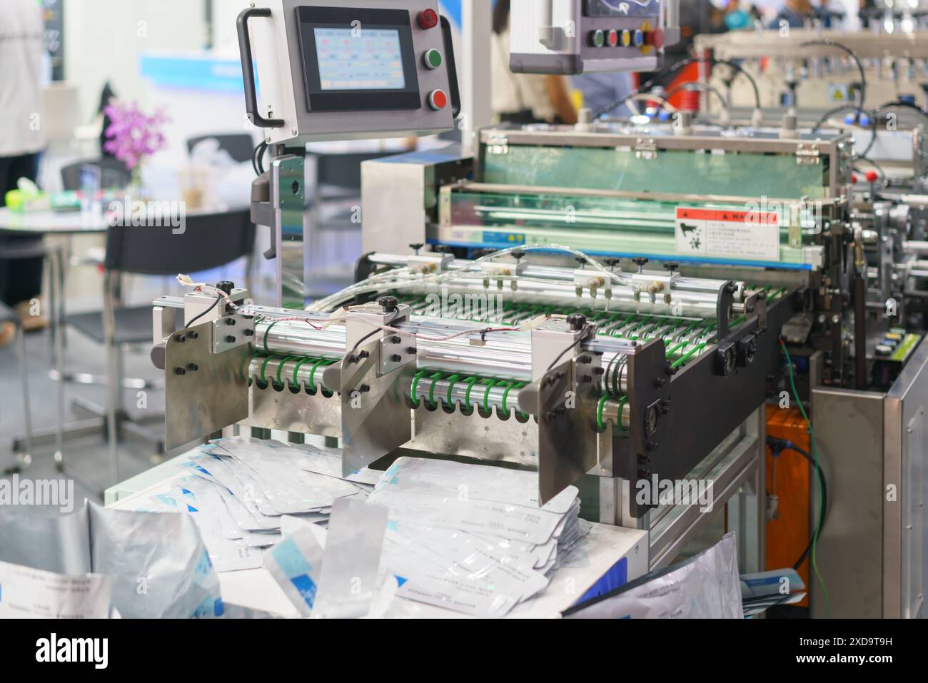 Moderne Verpackungsmaschine, die in einer industriellen Umgebung verwendet wird, wahrscheinlich zum Verpacken von medizinischen Vorräten, Lebensmitteln Stockfoto