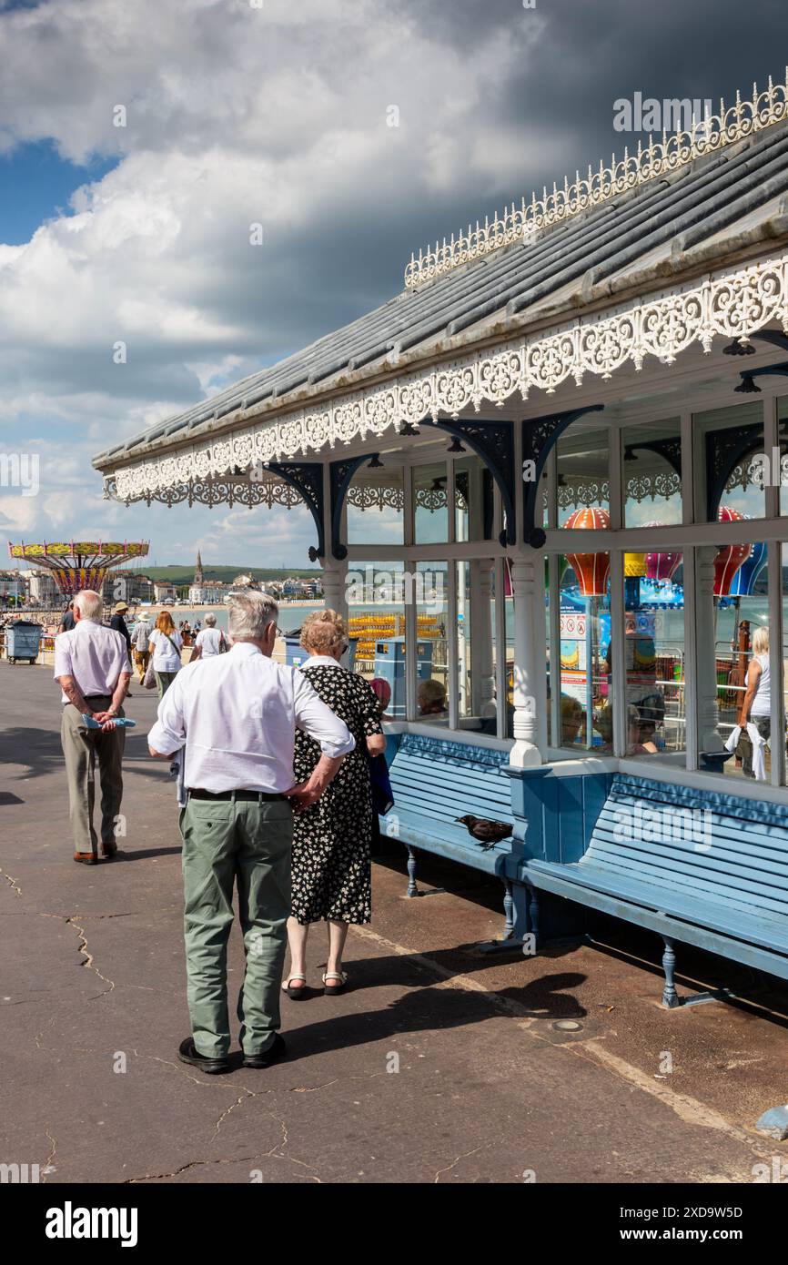 Rentner auf der Esplanade in Weymouth, Dorset, Großbritannien, 2024 Stockfoto