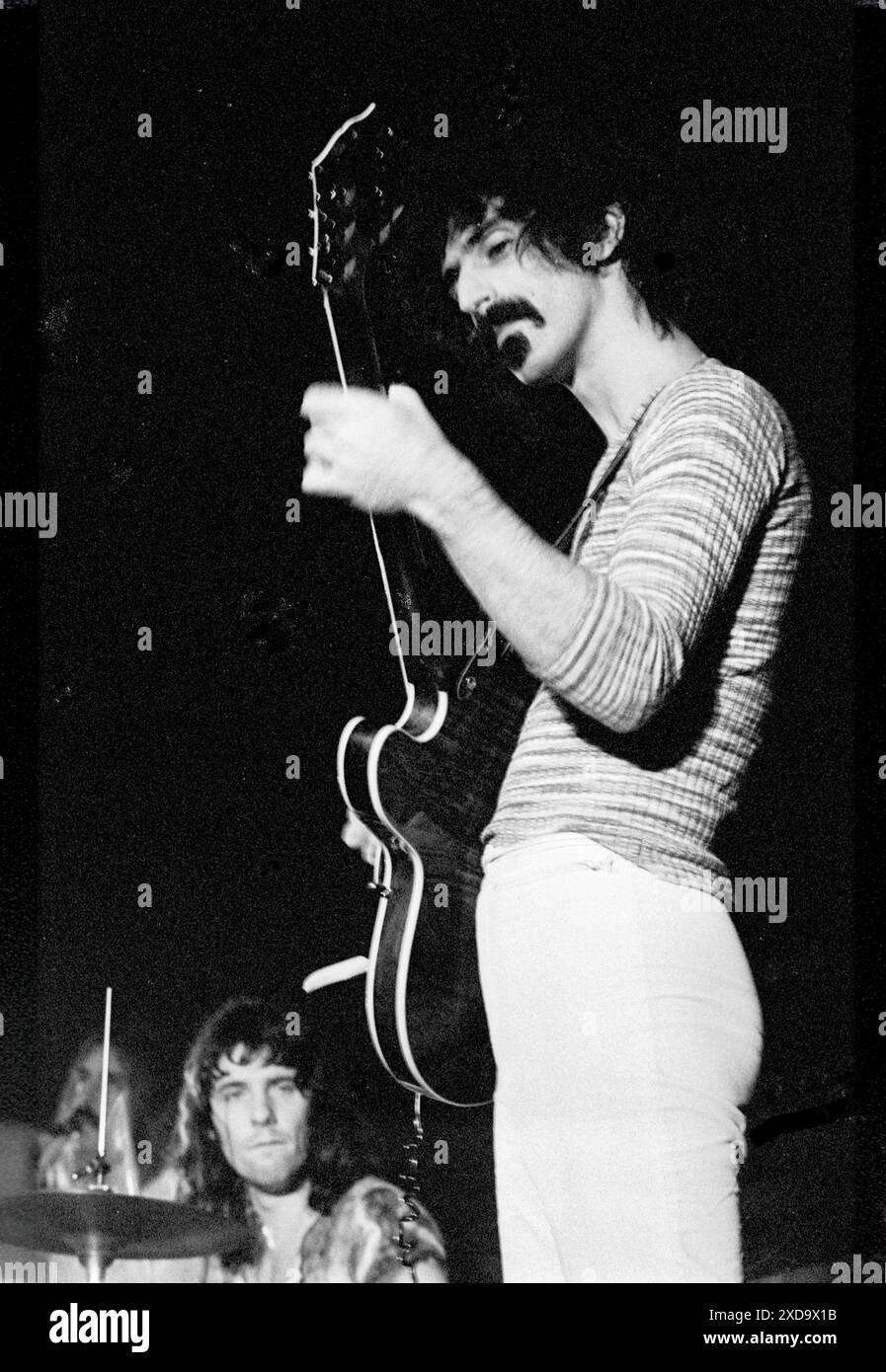AMSTERDAM, NIEDERLANDE - DEZEMBER 06: Frank Zappa tritt live auf der Bühne mit den Müttern der Erfindung im Concertgebouw in Amsterdam, Niederlande am 06. Dezember 1970 auf (Foto: Gijsbert Hanekroot) Stockfoto
