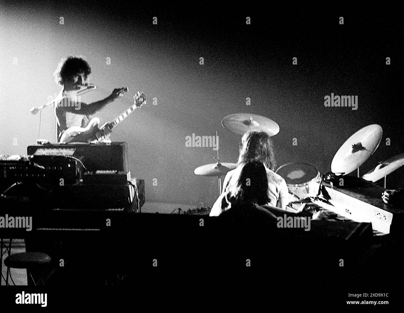 AMSTERDAM, NIEDERLANDE - DEZEMBER 06: Frank Zappa tritt live auf der Bühne mit den Müttern der Erfindung im Concertgebouw in Amsterdam, Niederlande am 06. Dezember 1970 auf (Foto: Gijsbert Hanekroot) Stockfoto